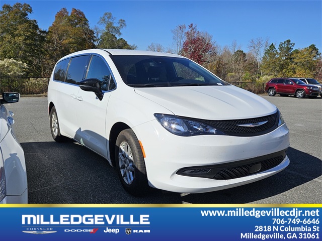 2025 Chrysler Voyager LX's photo