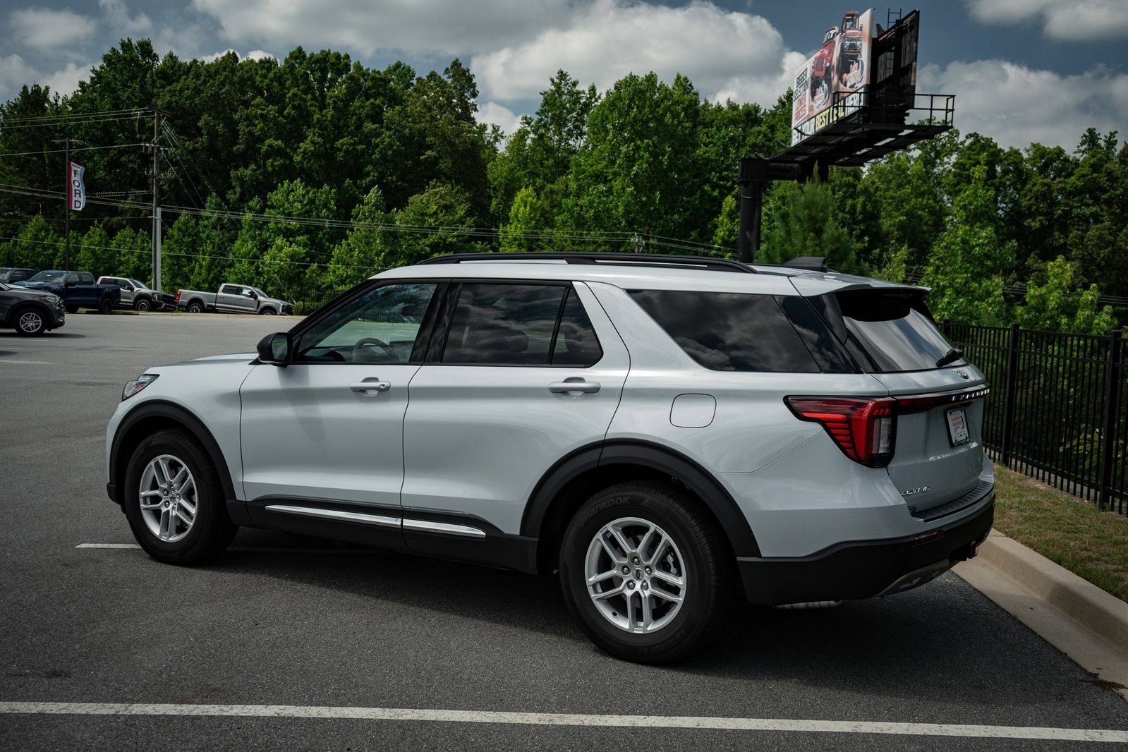 2025 Ford Explorer photo 7