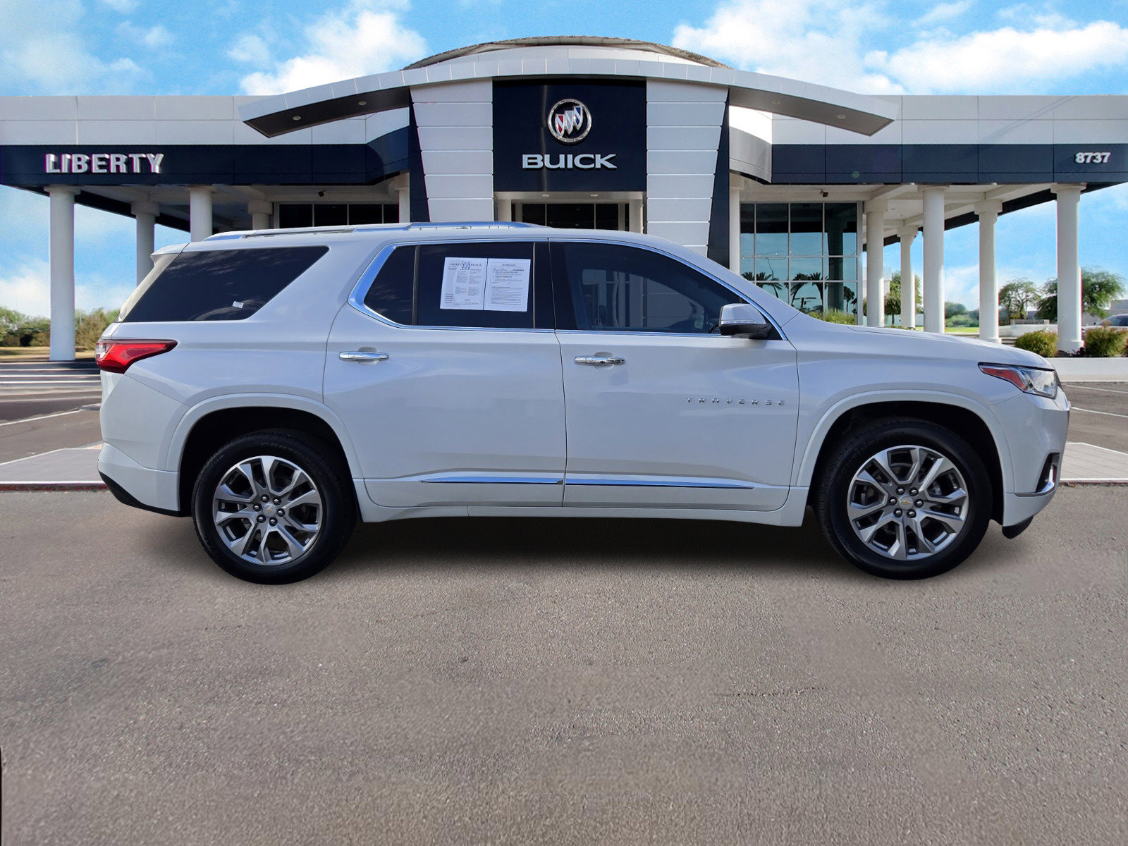 2021 Chevrolet Traverse Premier photo 2
