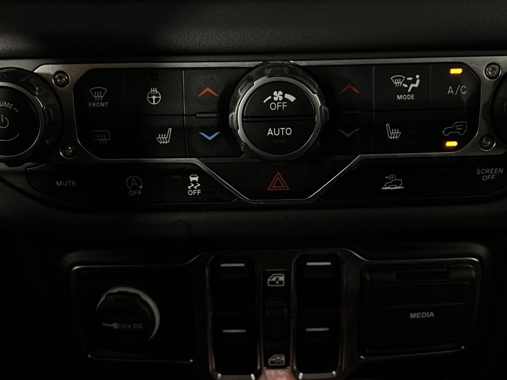2024 Jeep Wrangler Sahara photo 17