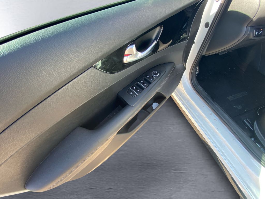 2024 Kia Forte GT-Line photo 10