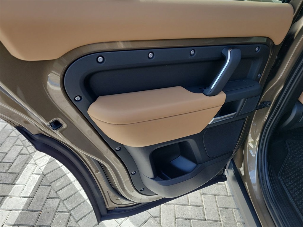 2025 Land Rover Defender 110 S photo 20