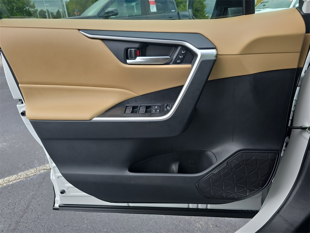 2025 Toyota RAV4 XLE Premium photo 26