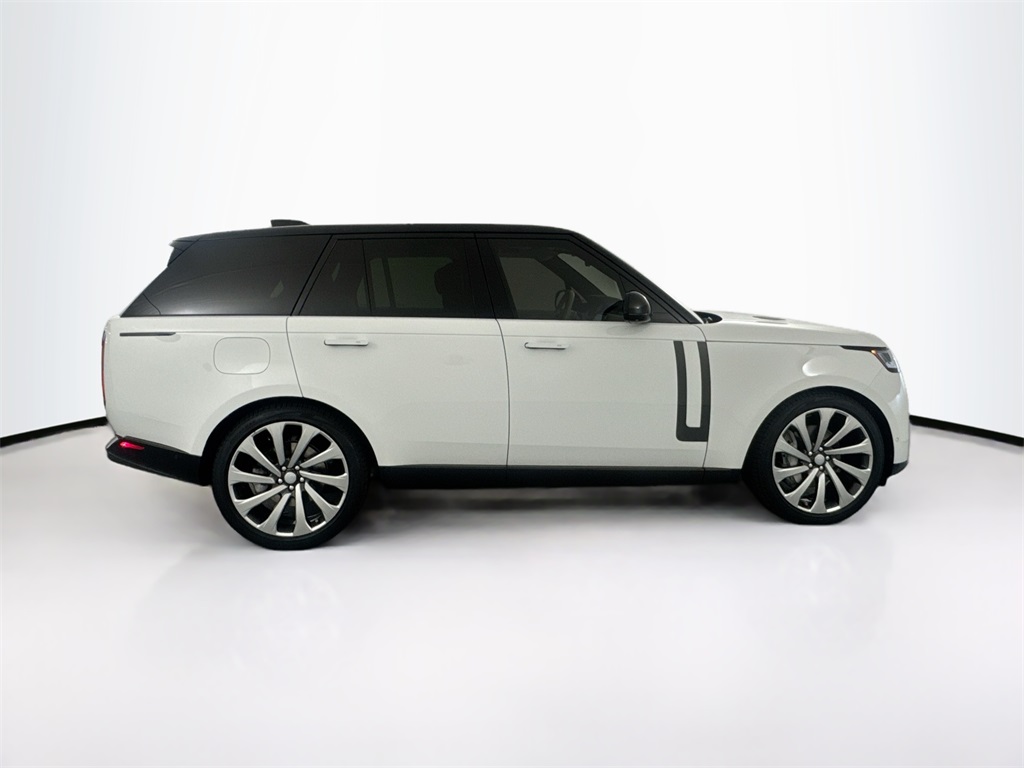 2023 Land Rover Range Rover SE photo 4