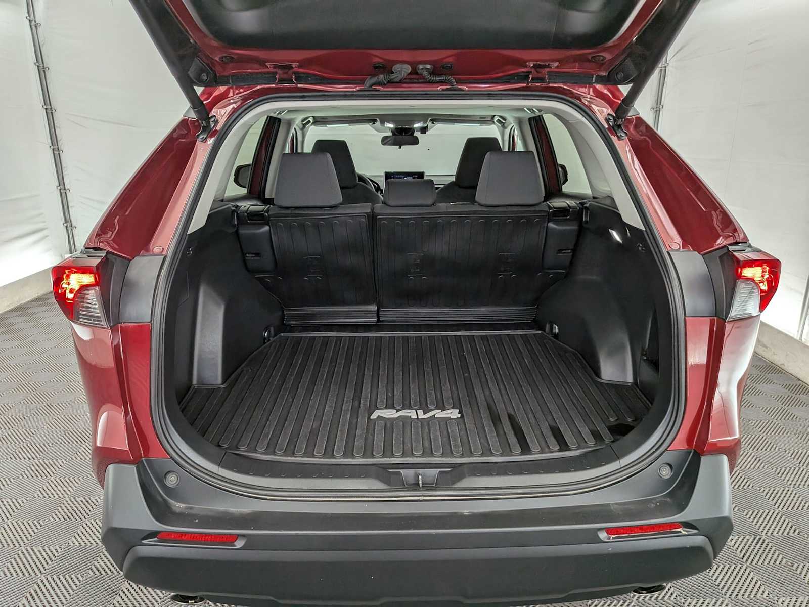 2024 Toyota RAV4 XLE photo 32