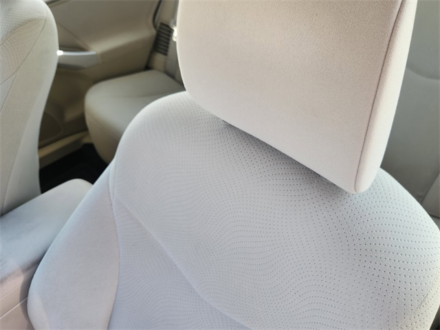 2015 Toyota Prius Four photo 23