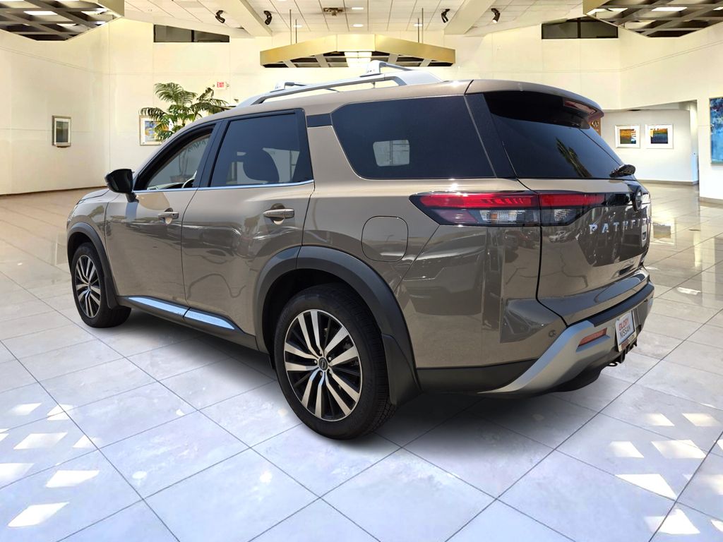 2025 Nissan Pathfinder Platinum photo 3