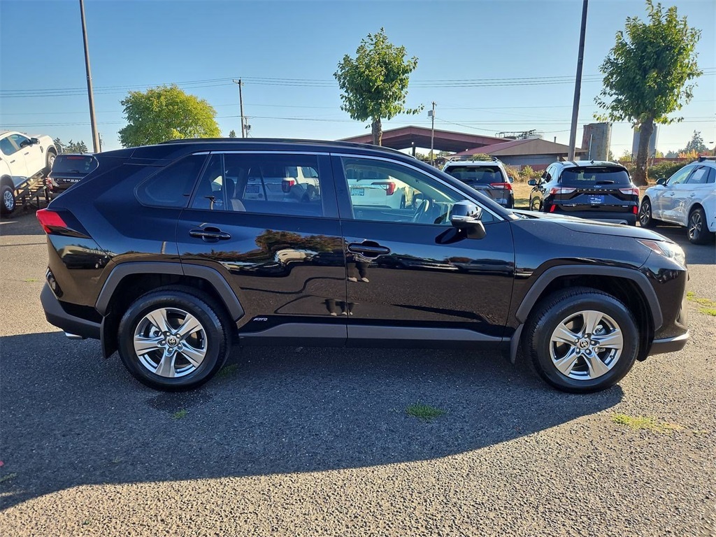 2023 Toyota RAV4 Hybrid XLE photo 6