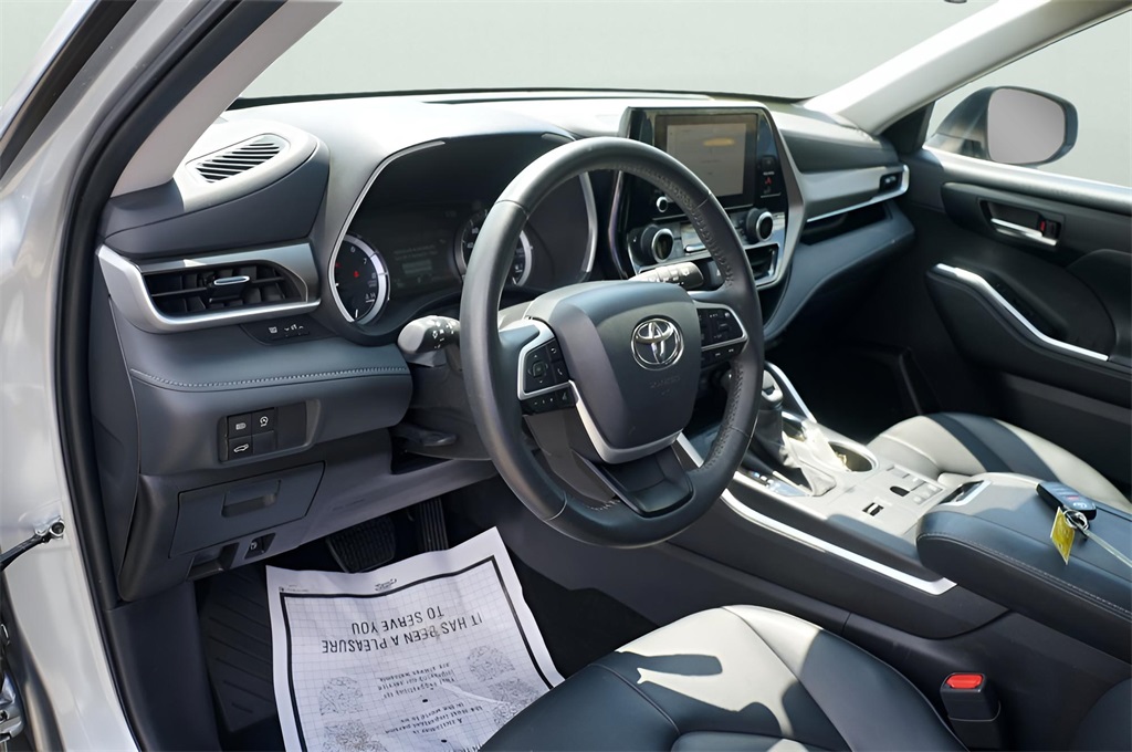 2024 Toyota Highlander Platinum photo 3