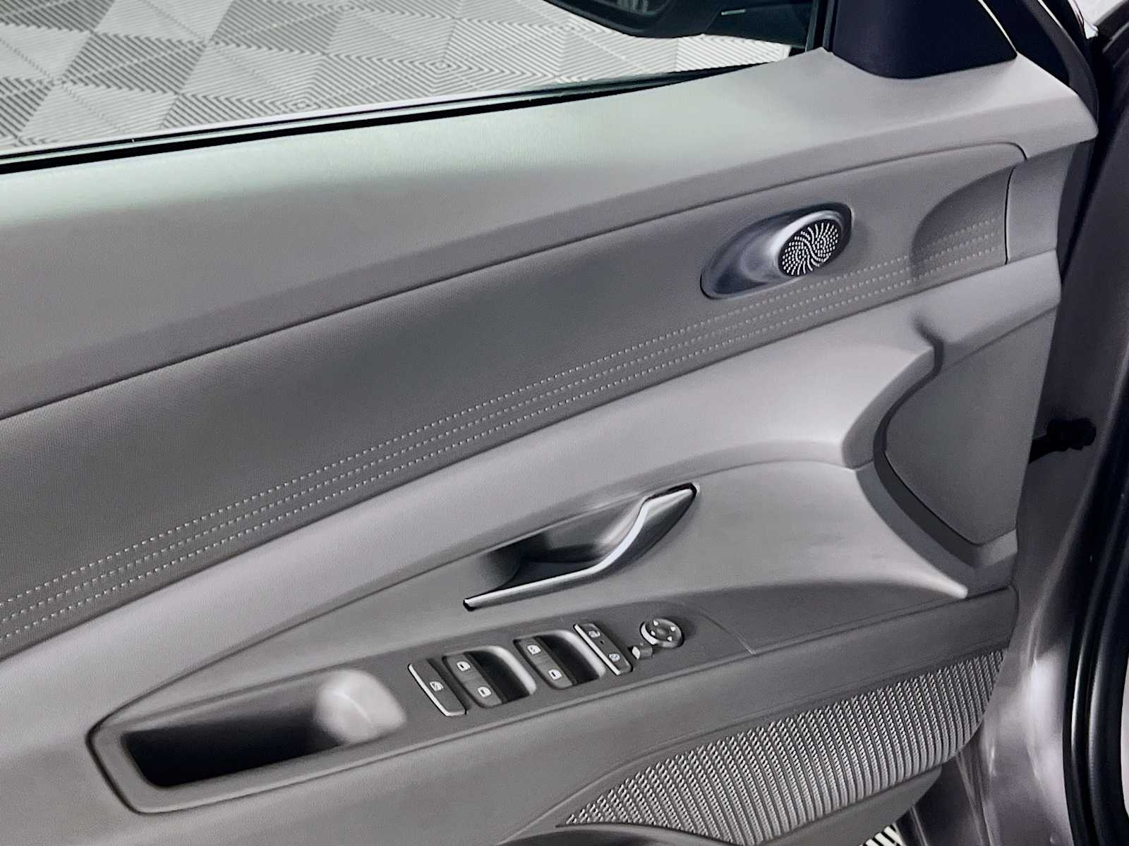 2024 Hyundai Elantra SEL photo 18