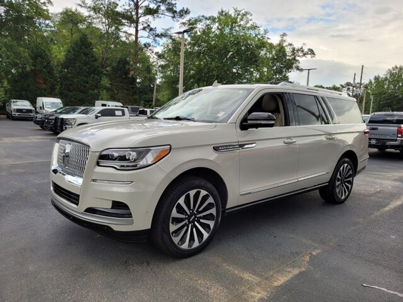 2024 Lincoln Navigator L Reserve photo 3