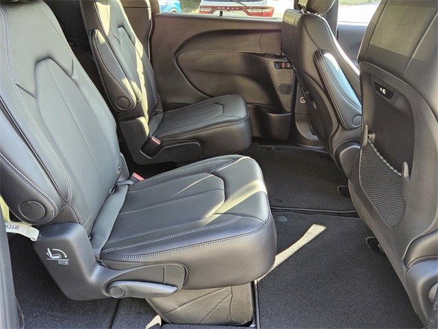 2026 Chrysler Pacifica photo 14