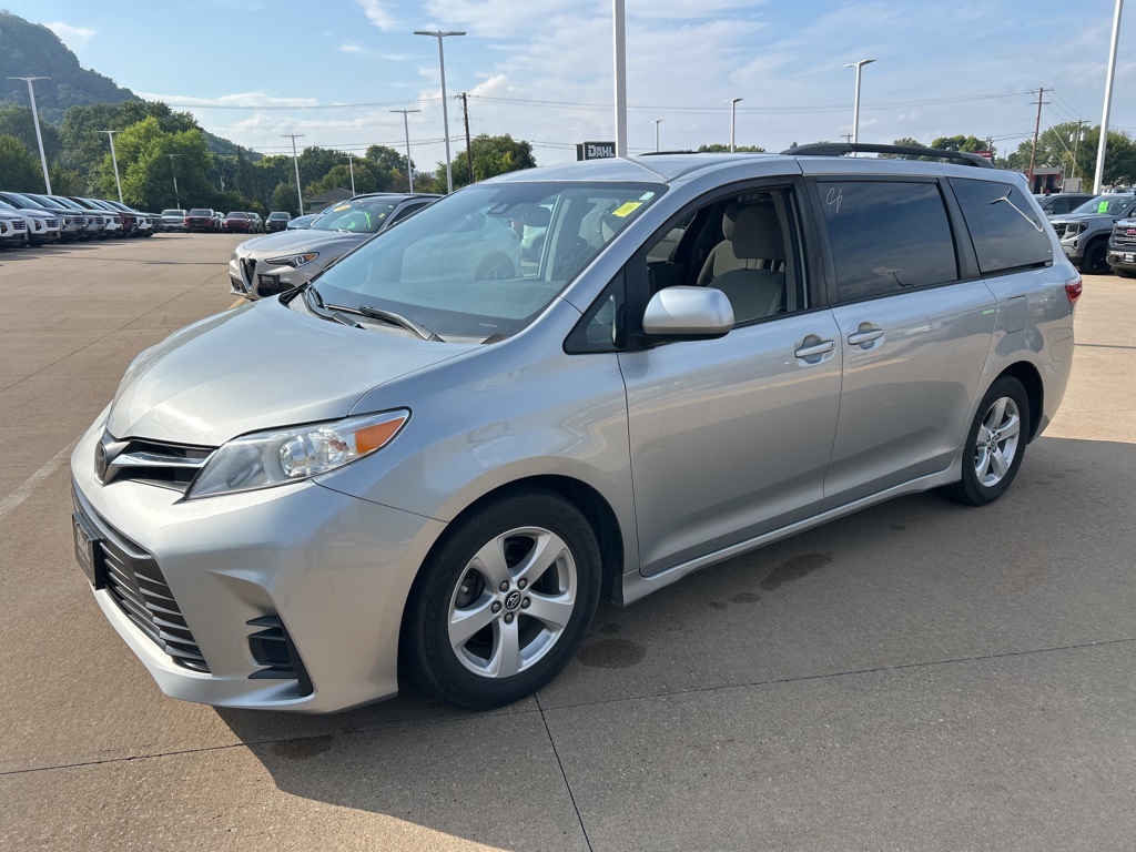 2020 Toyota Sienna LE photo 2