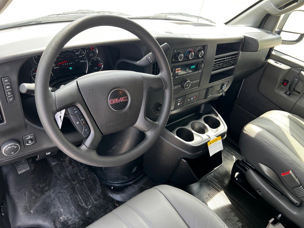 2025 Gmc Savana Cargo 2500 photo 2