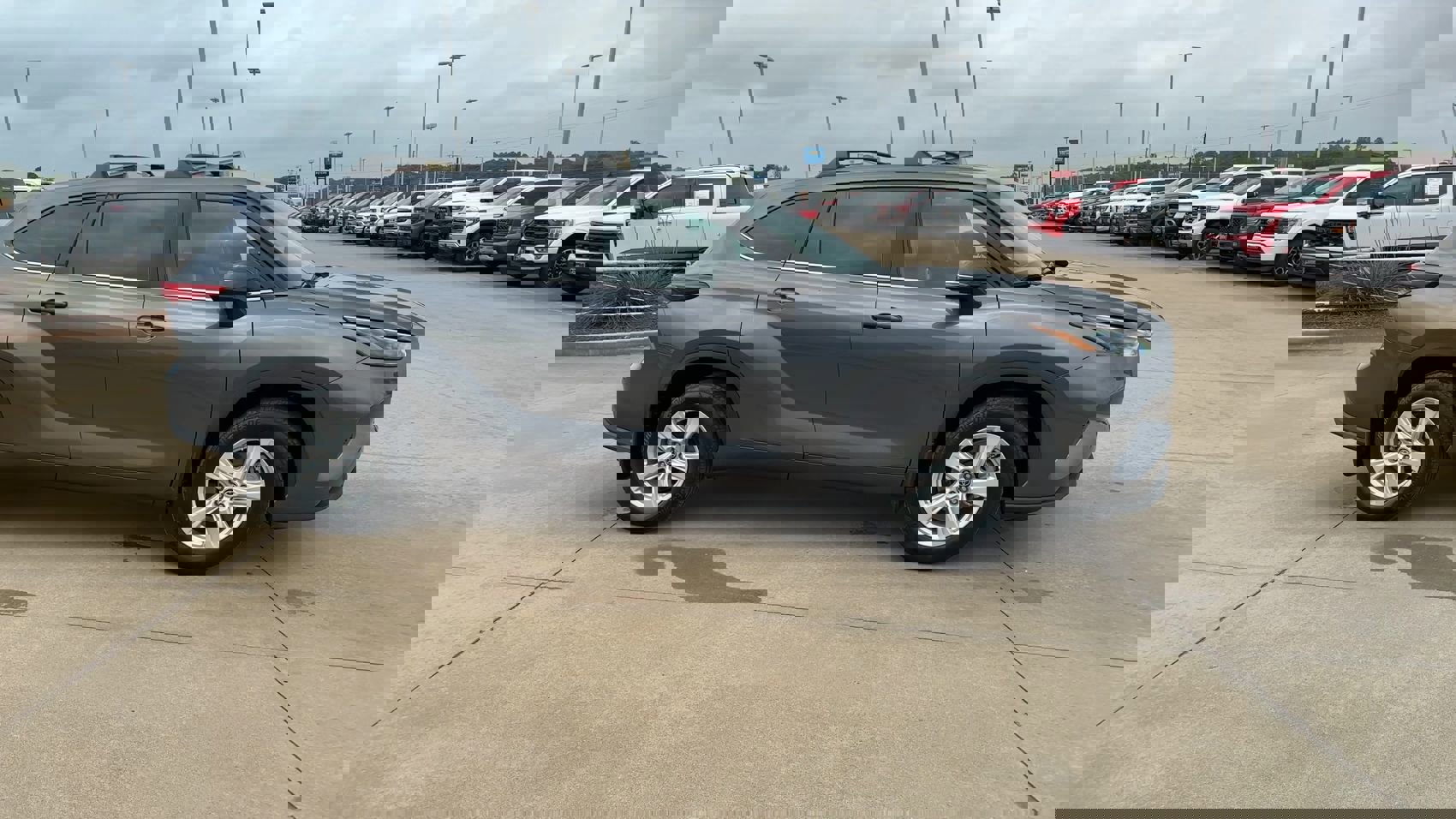 2023 Toyota Highlander L photo 9