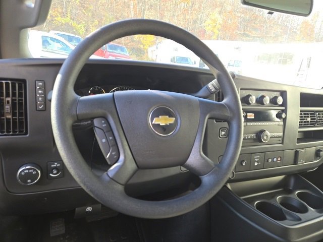 2025 Chevrolet Express Cutaway 3500 photo 2