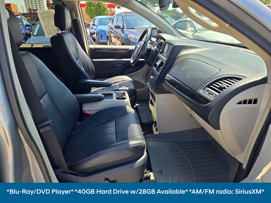 2013 Chrysler Town & Country photo 5