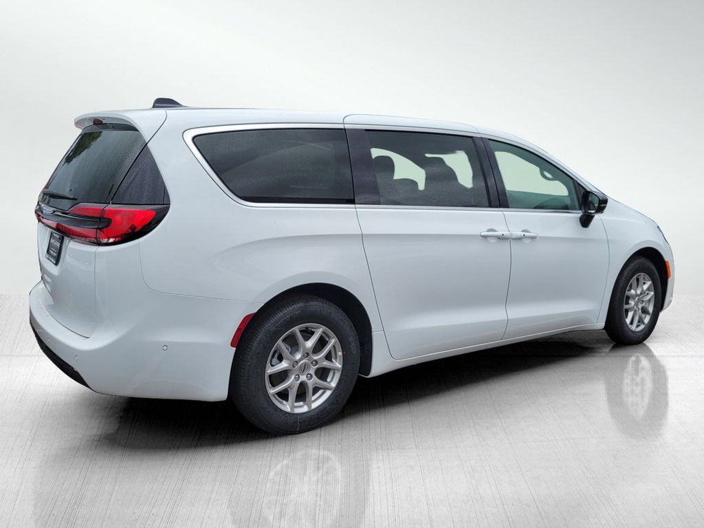 2025 Chrysler Pacifica photo 5