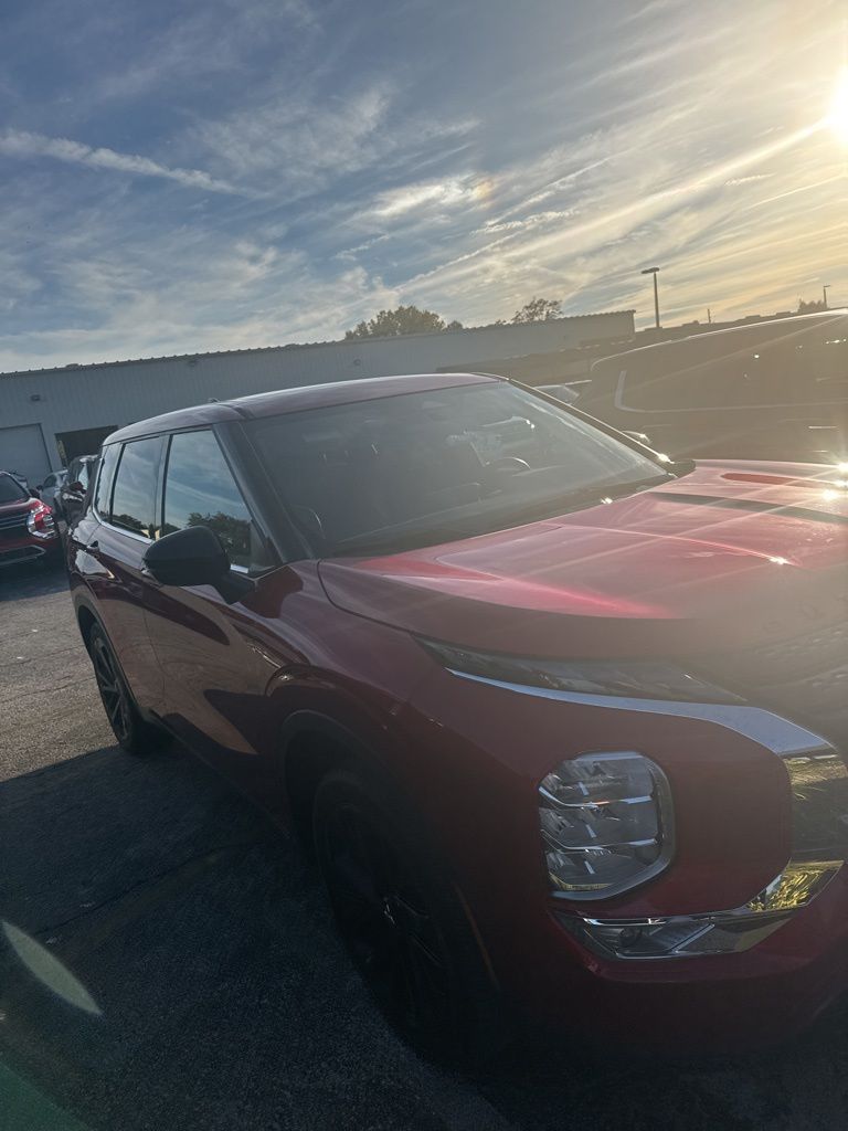 2022 Mitsubishi Outlander SE photo 2