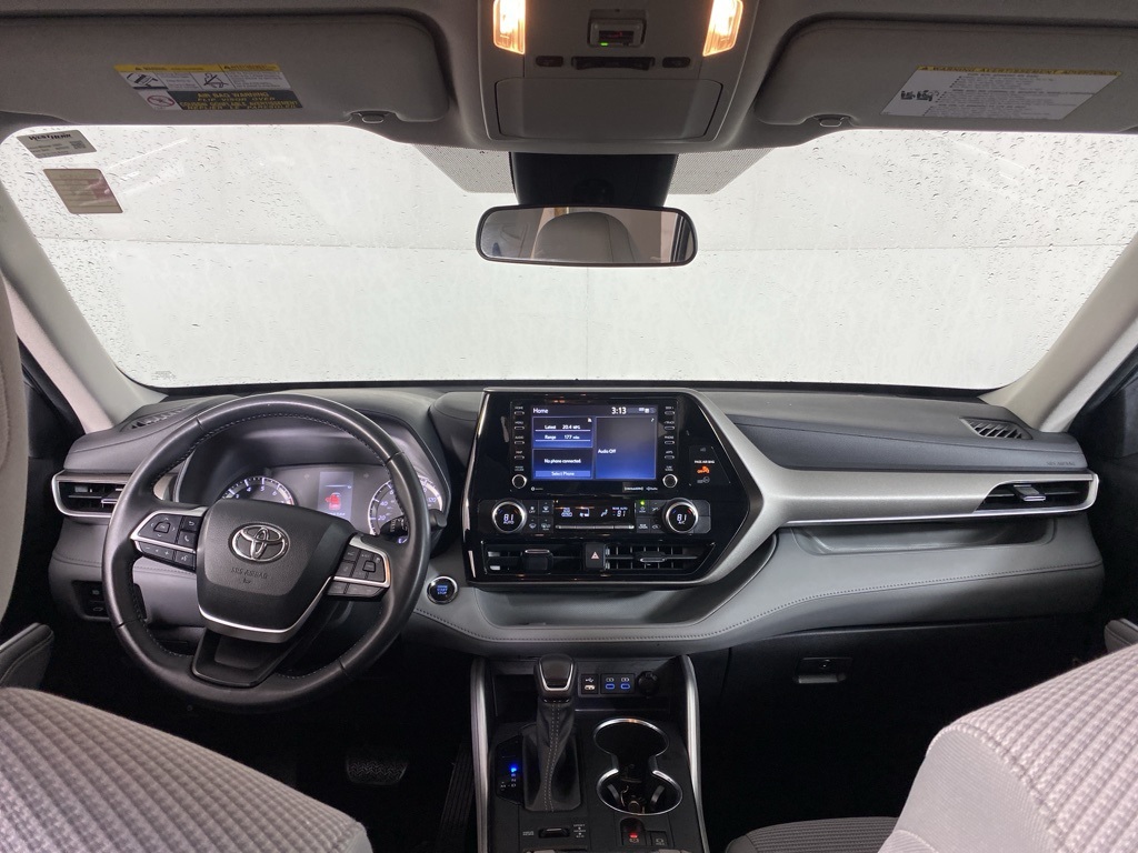 2022 Toyota Highlander LE photo 2