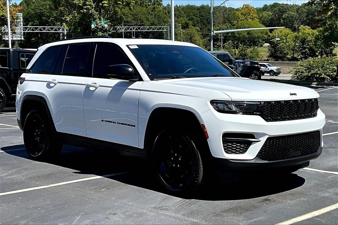2023 Jeep Grand Cherokee Altitude photo 2