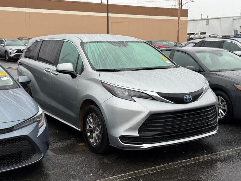 2025 Toyota Sienna LE's photo