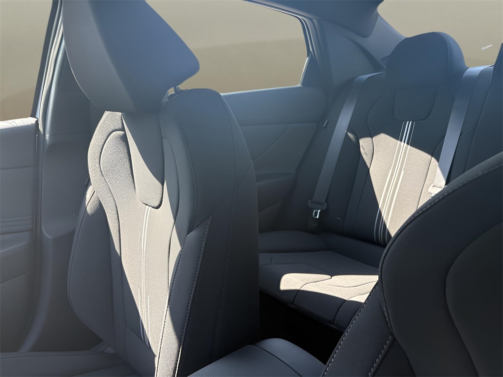2025 Hyundai Elantra SEL Sport photo 13