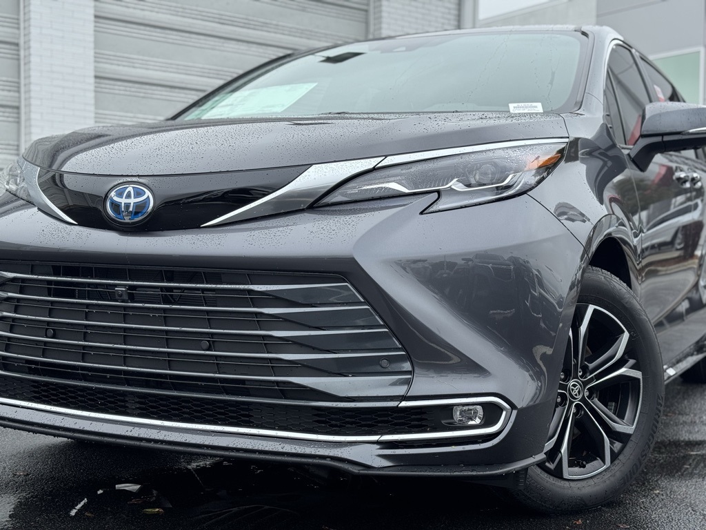 2025 Toyota Sienna Platinum photo 4