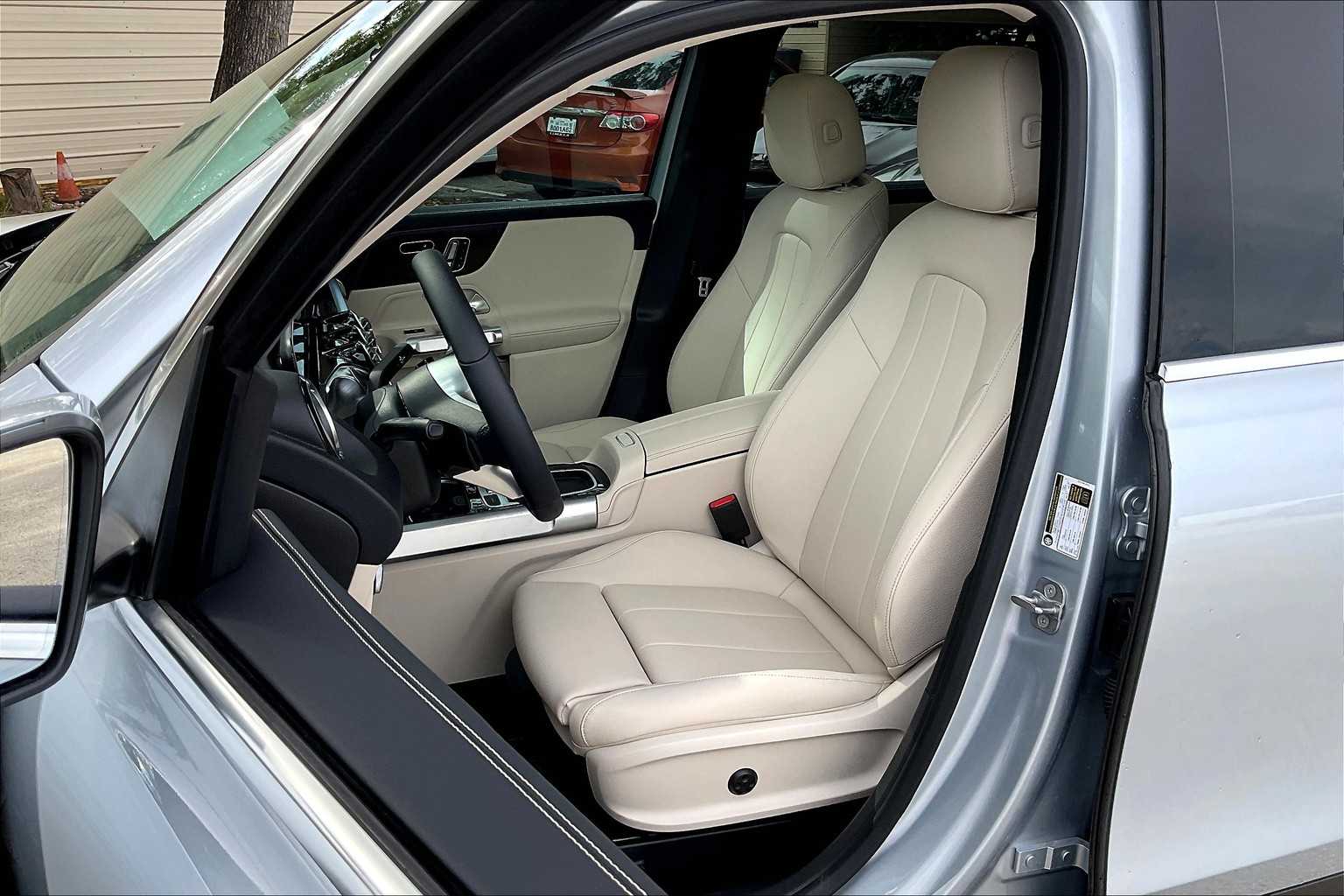 2025 Mercedes Benz GLB 250 photo 12