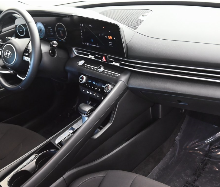 2023 Hyundai Elantra SEL photo 5