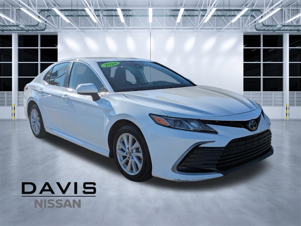 2024 Toyota Camry LE's photo