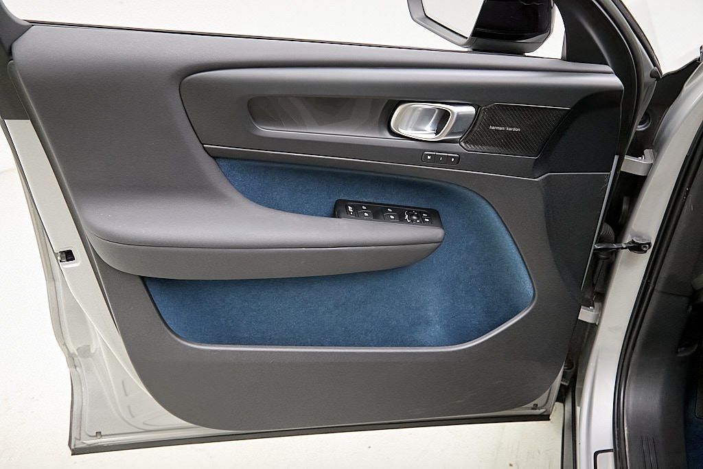 2023 VOLVO XC40 - Image 10