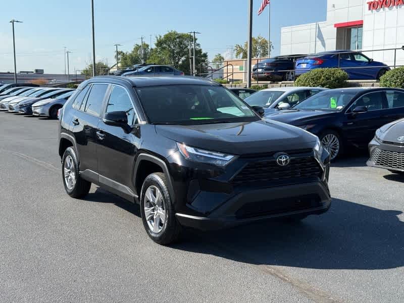 2024 Toyota RAV4 XLE's photo