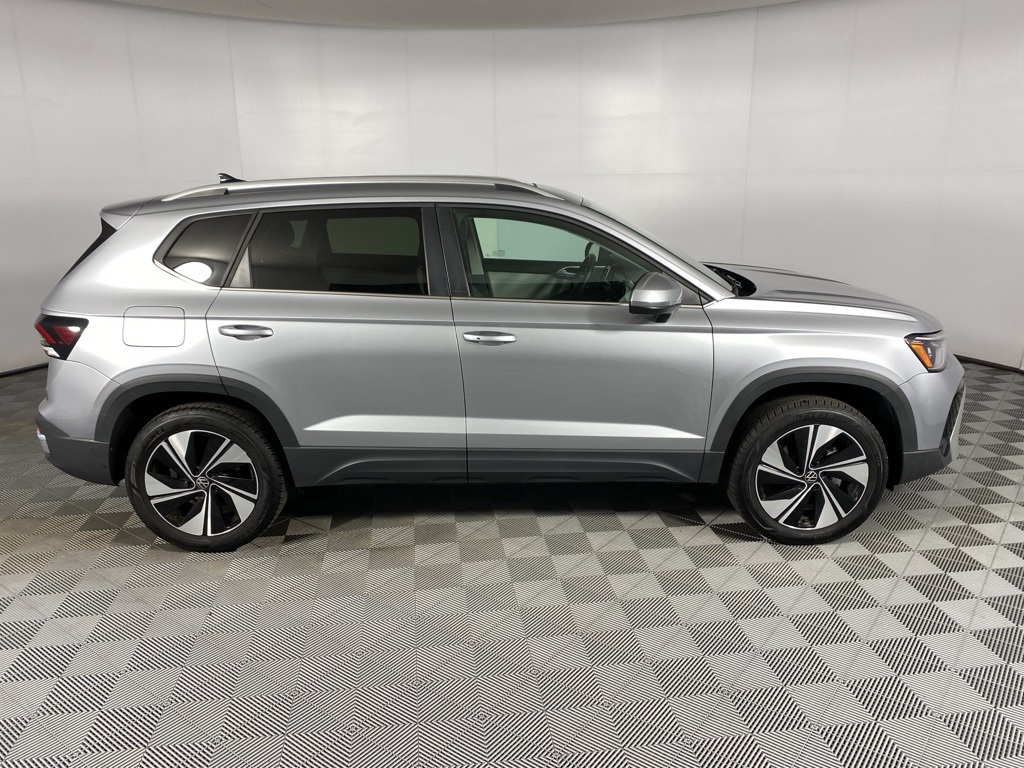 2025 Volkswagen Taos SE photo 4