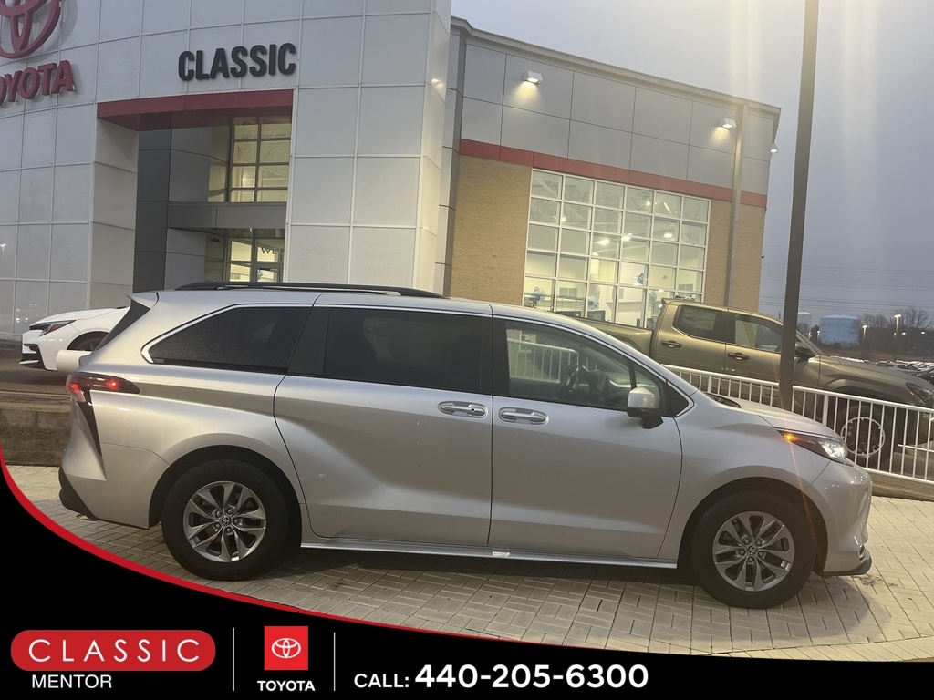2024 Toyota Sienna XLE's photo