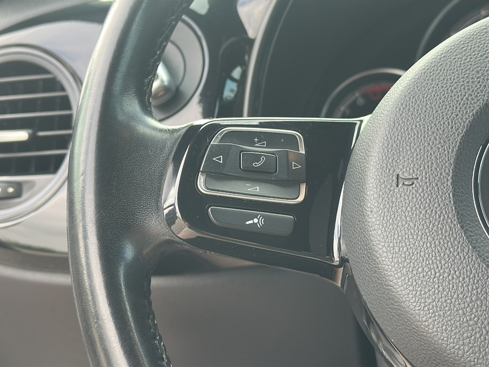 2019 Volkswagen Beetle Final Edition SEL photo 10