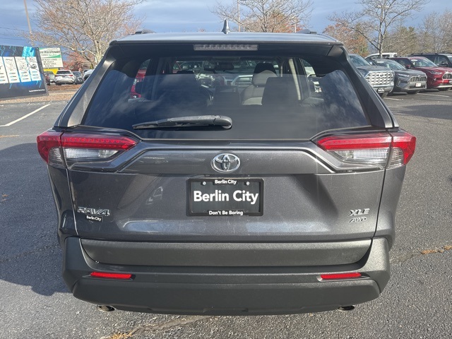 2019 Toyota RAV4 XLE photo 3