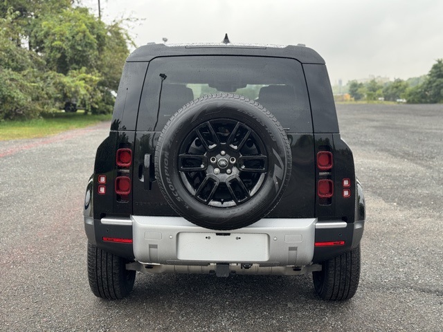 2025 Land Rover Defender 110 S photo 2