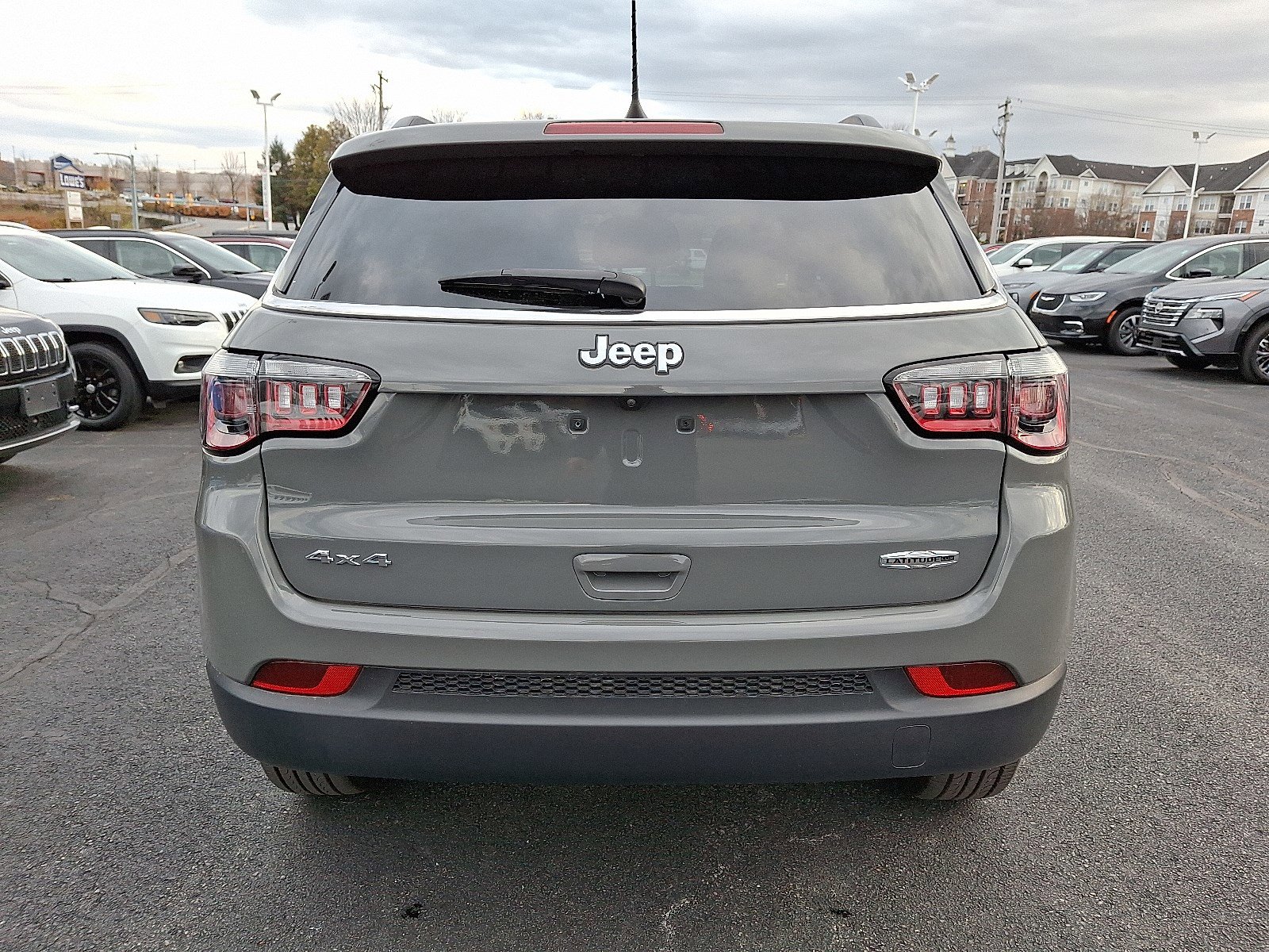 2023 Jeep Compass Latitude Lux photo 2