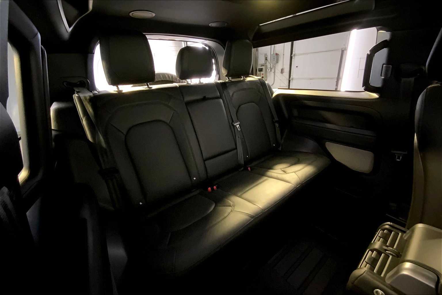2023 Land Rover Defender V8 photo 23