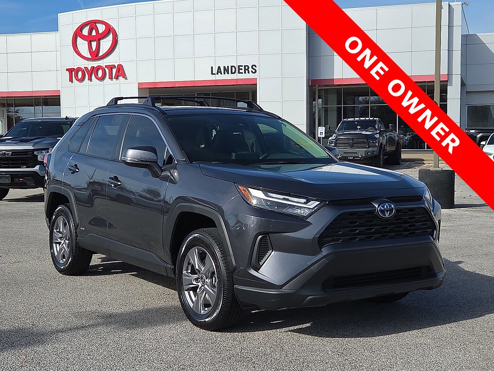 2022 Toyota RAV4 XLE's photo