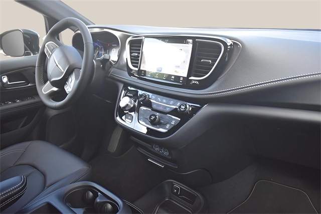 2025 Chrysler Pacifica photo 16
