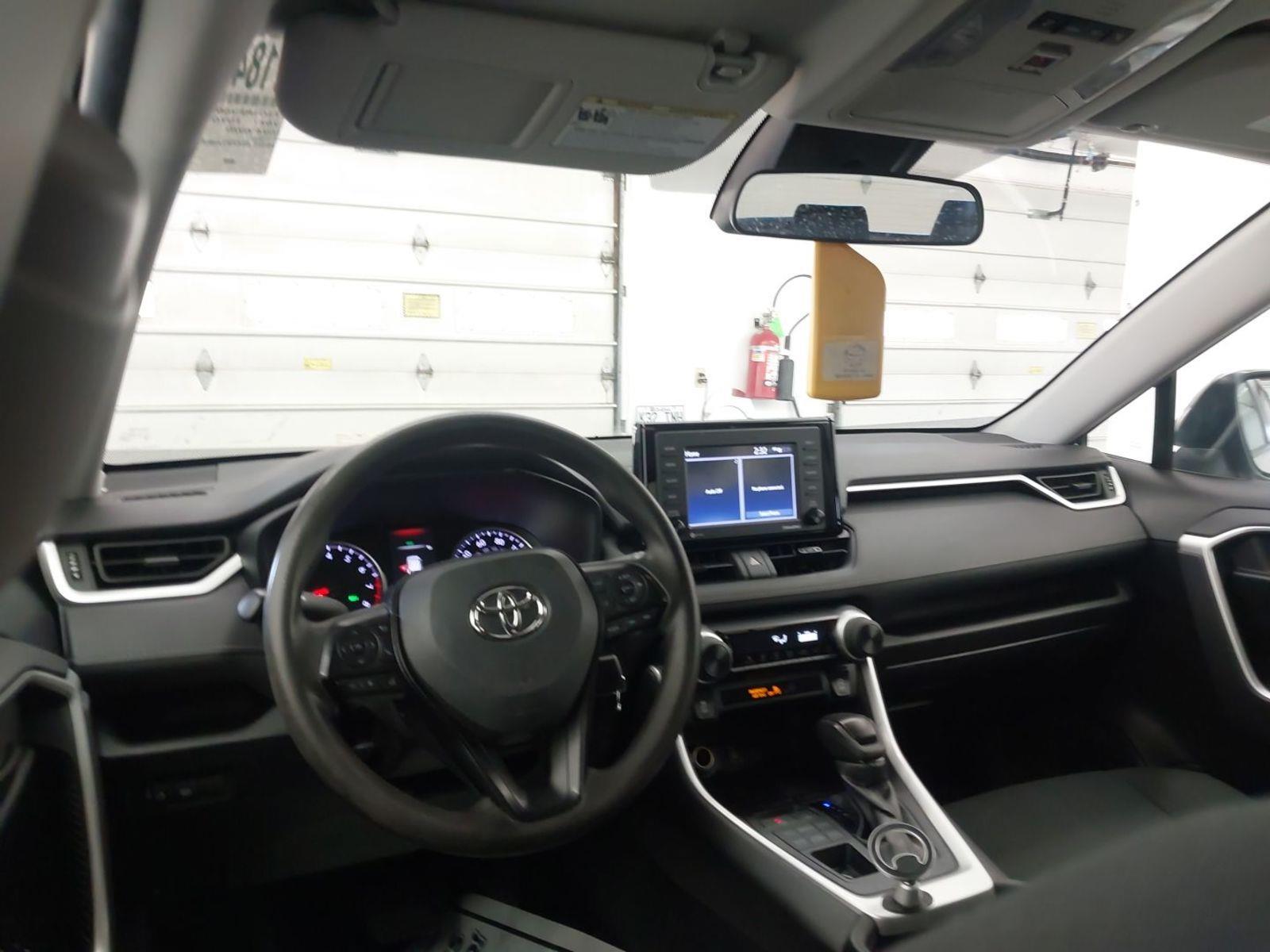 2021 Toyota RAV4 LE photo 4
