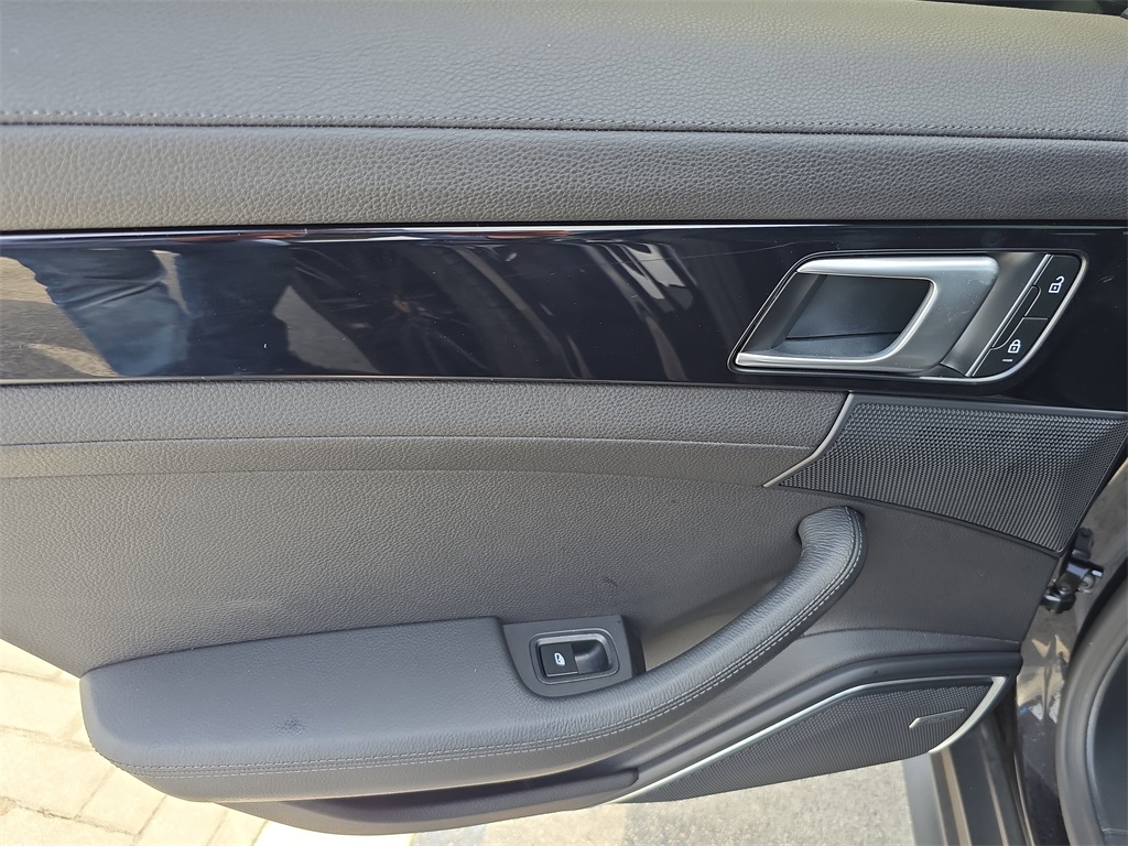 2023 Porsche Panamera Platinum photo 10