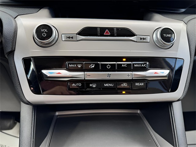 2023 Ford Explorer Base photo 28