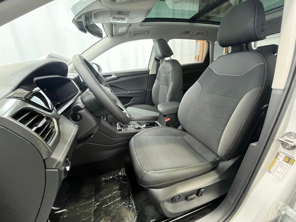 2025 Volkswagen Taos SE photo 9
