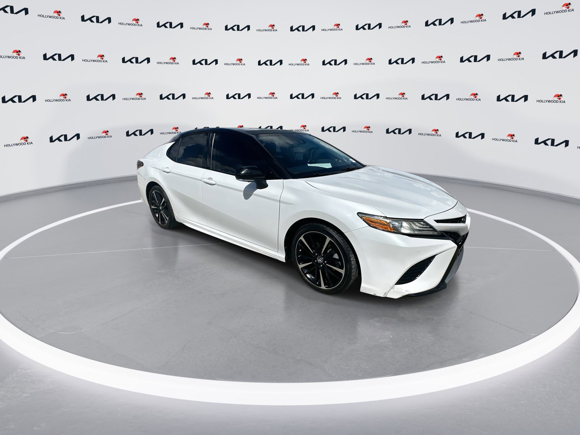 2019 Toyota Camry XSE photo 2