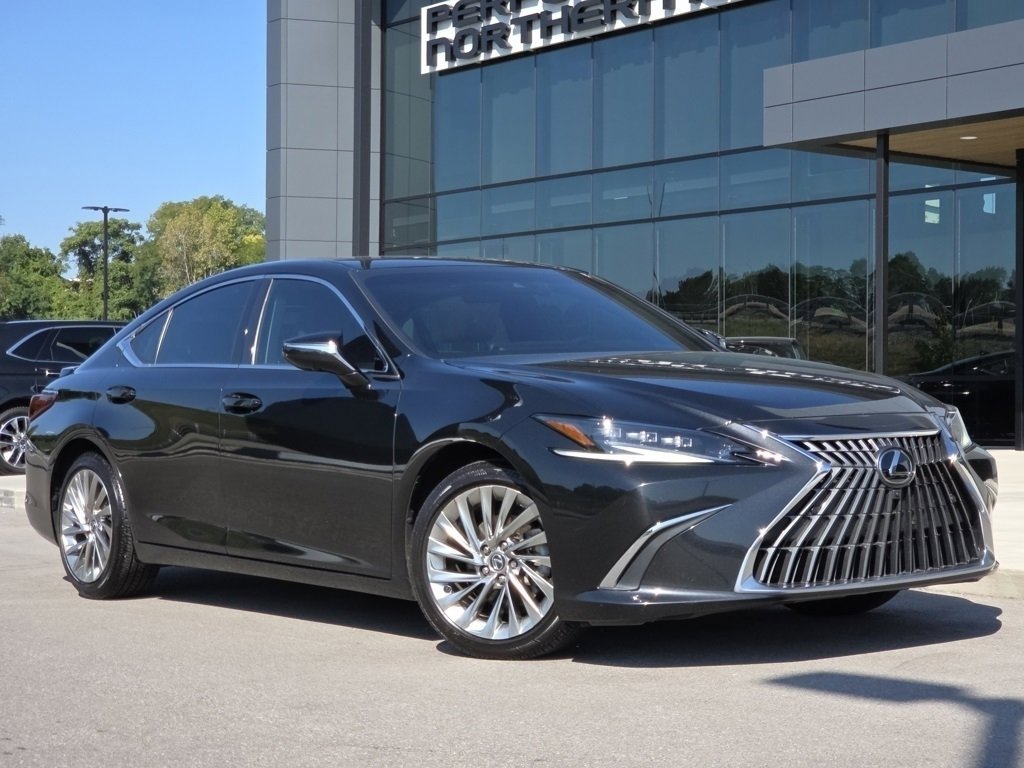 2023 Lexus ES 300h Ultra Luxury photo 2