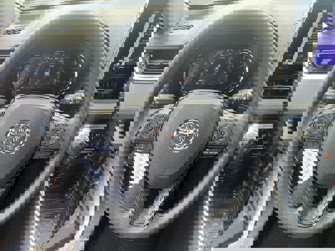 2025 Toyota RAV4 Hybrid XLE photo 17
