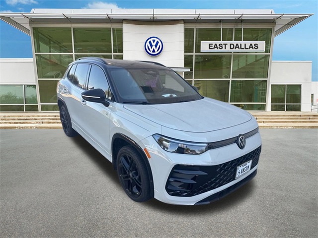 2025 Volkswagen Tiguan SE R-LINE BLACK's photo